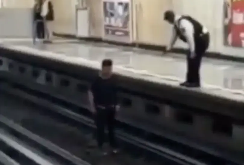 VIDEO: joven camina borracho en las vías del Metro de la CDMX. VIDEO: joven camina borracho en las vías del Metro de la CDMX.