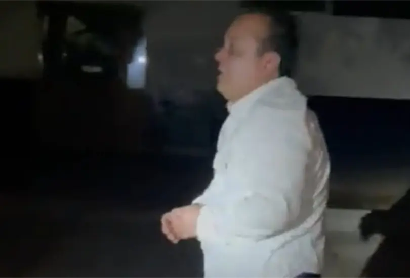 Circula en redes un video en donde se observa al abogado golp&eacute;andose contra la patrulla de los polic&iacute;as