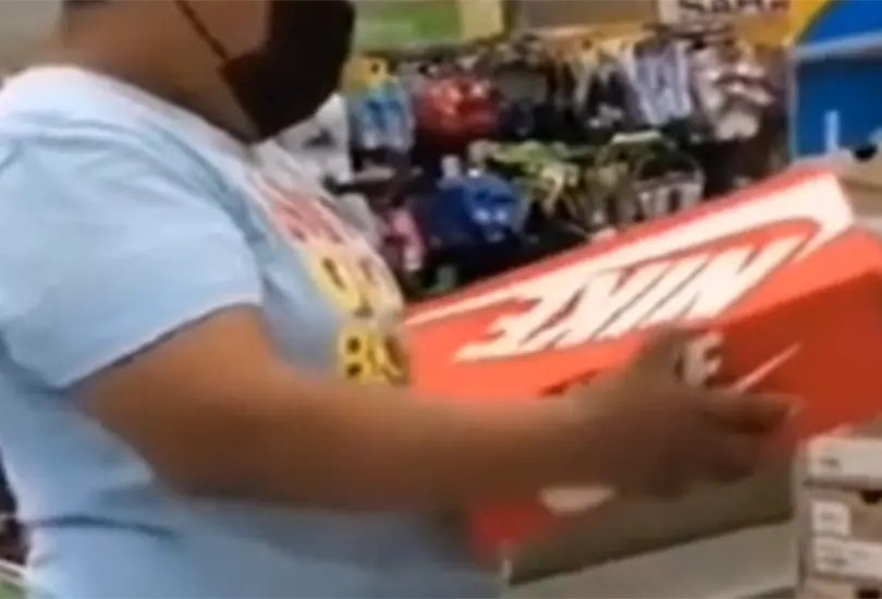 El video comienza con la leyenda como cuando quieres robar en la coppel y se observa a una empleada acerc&aacute;ndose al hombre para pedirle que busque los tenis "viejos" que escondi&oacute; en los estantes.