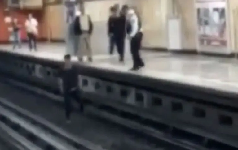 VIDEO: joven camina borracho en las vías del Metro de la CDMX. Foto: Twitter