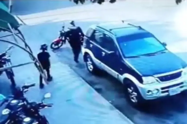 Pareja utiliza su hijo para robar - Tomada de video
