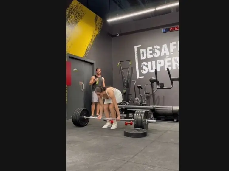 Mujer sorprende en el gym (TikTok)