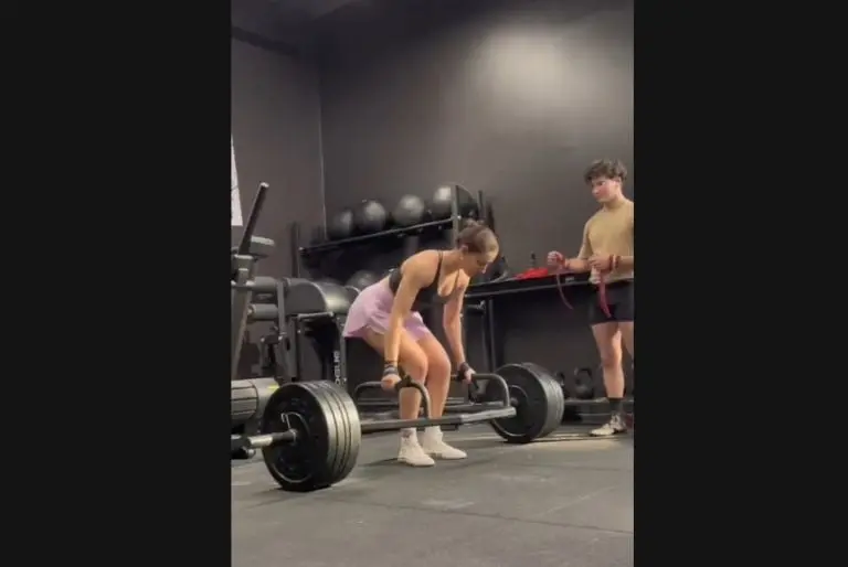 Mujer sorprende en el gym (TikTok)