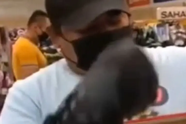 Sorprenden a hombre cambiando tenis viejos por unos nuevos - Tomada de video