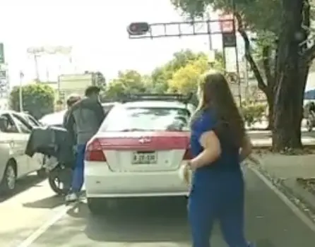 VIDEO: conductor persigue taxista que atropell&oacute; motociclista y se dio a la fuga.