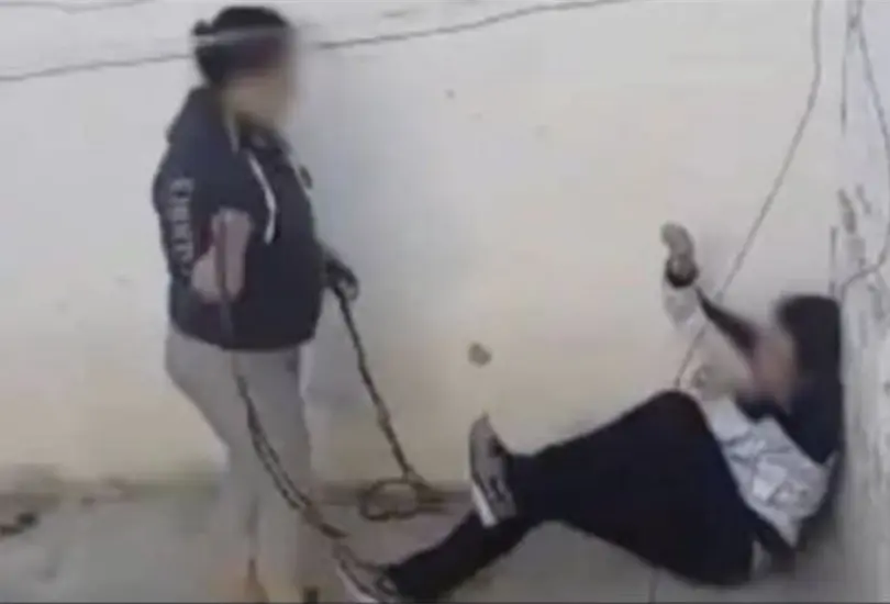 Madre azota a su hijo por andar de infiel Madre azota a su hijo por andar de infiel
