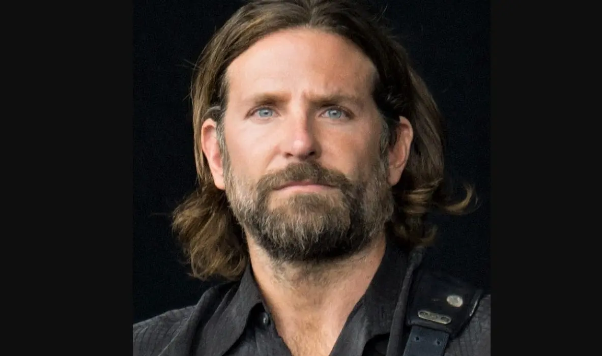 Ahora tiene 48 a&ntilde;os y es padre de una hija. Ha protagonizado pel&iacute;culas como Una buena receta y Nace una estrella.