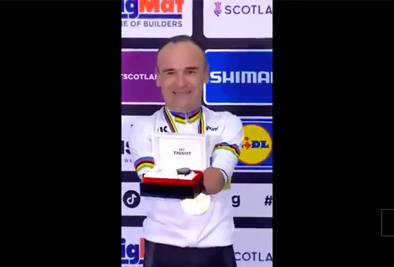 Ciclista paralímpico sin brazos da una lección de grandeza al recibir premio Ciclista paralímpico sin brazos da una lección de grandeza al recibir premio