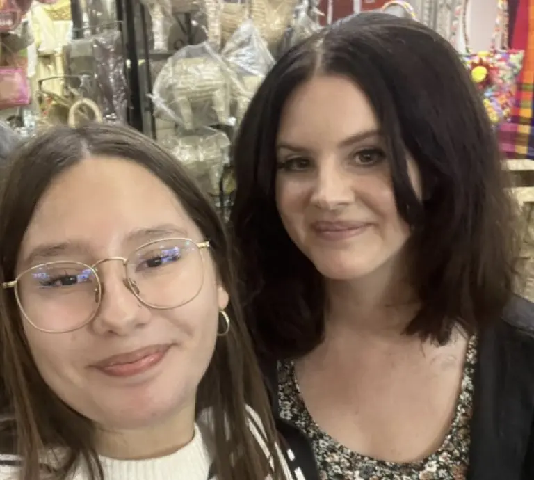 Lana del Rey visita Coyoacán antes de su concierto en CDMX. Foto: Twitter