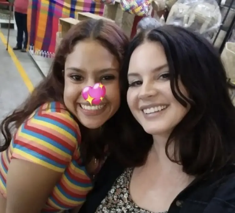 Lana del Rey visita Coyoacán antes de su concierto en CDMX. Foto: Twitter