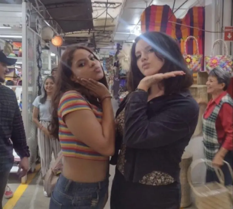 Lana del Rey visita Coyoacán antes de su concierto en CDMX. Foto: Twitter