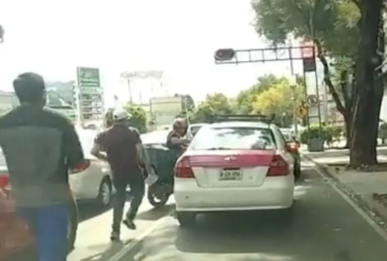 VIDEO: conductor persigue taxista que atropelló motociclista y se dio a la fuga. Foto: Tik tok
