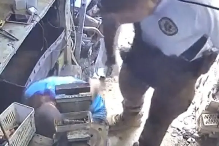 Presuntos agentes golpean y roban a herrero - Tomada de video