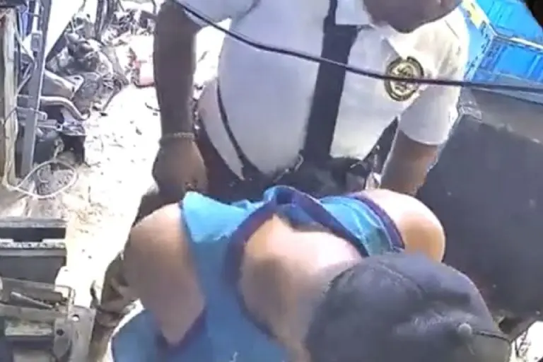 Presuntos agentes golpean y roban a herrero - Tomada de video