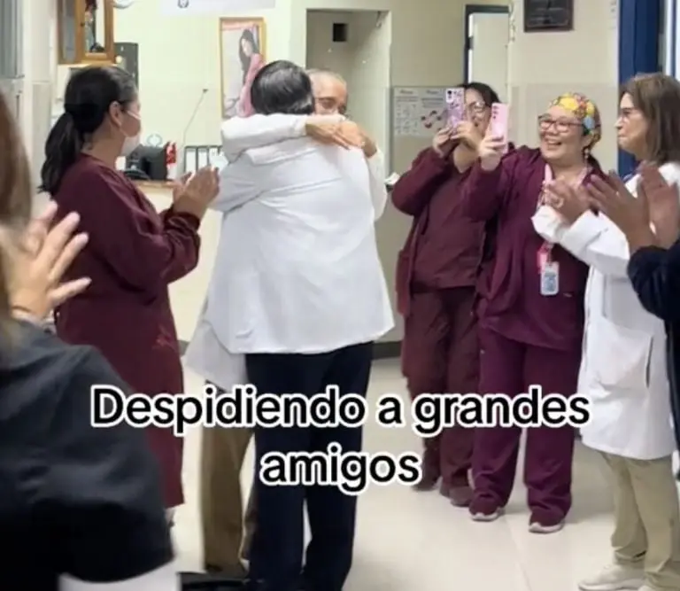Médico se jubila y le organizan emotiva despedida: 'Se merece eso y más'. Foto: Tik Tok