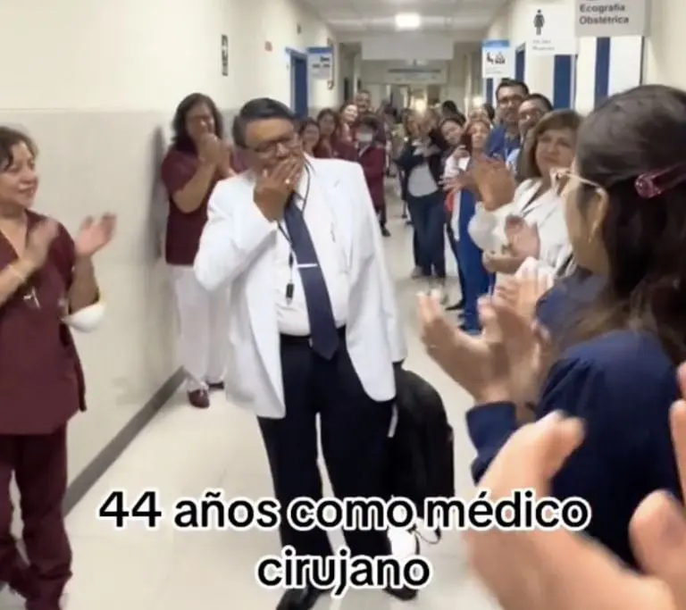 Médico se jubila y le organizan emotiva despedida: 'Se merece eso y más'. Foto: Tik Tok