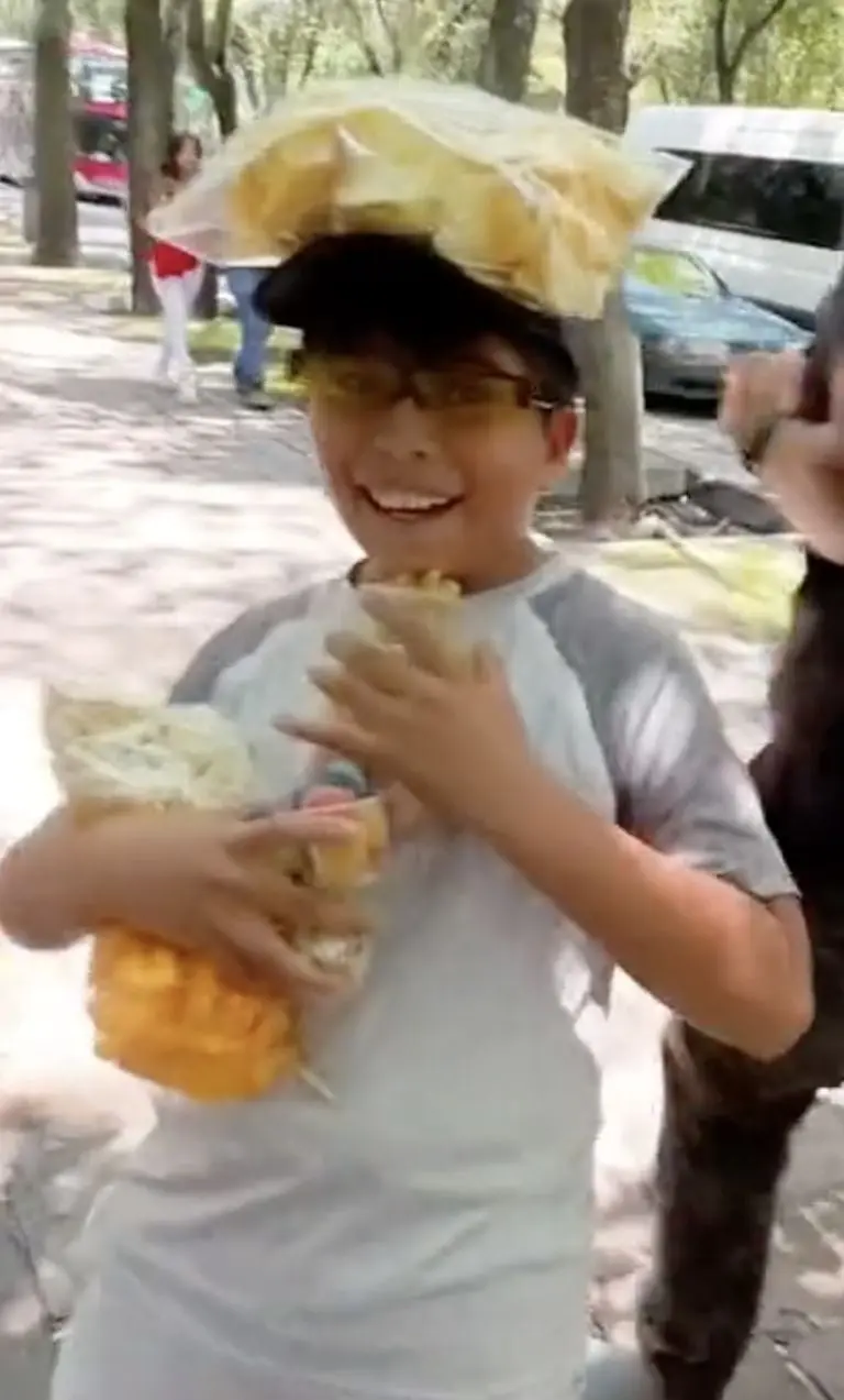 Joven compra puesto de frutas a familia y la lleva a Six Flags. Foto: Tik Tok (Alexis Omman)
