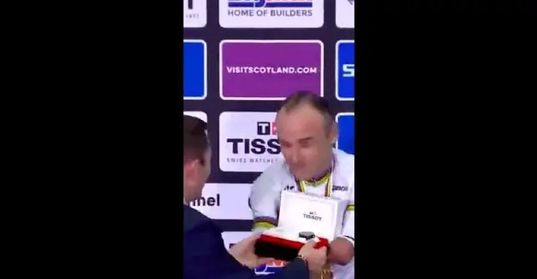 Ciclista paralímpico sin brazos da una lección de grandeza al recibir premio Créditos @RicardoTen_