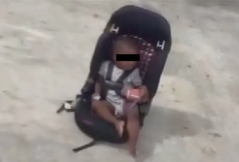 VIDEO: Padres abandonan a bebé en la calle y causan indignación. VIDEO: Padres abandonan a bebé en la calle y causan indignación.