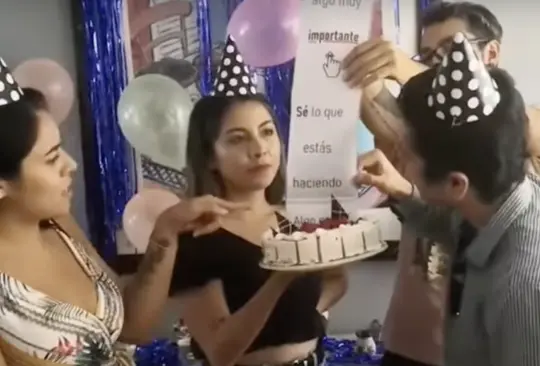 Exponen a novio infiel en su cumpleaños, pusieron las fotos en el pastel. 