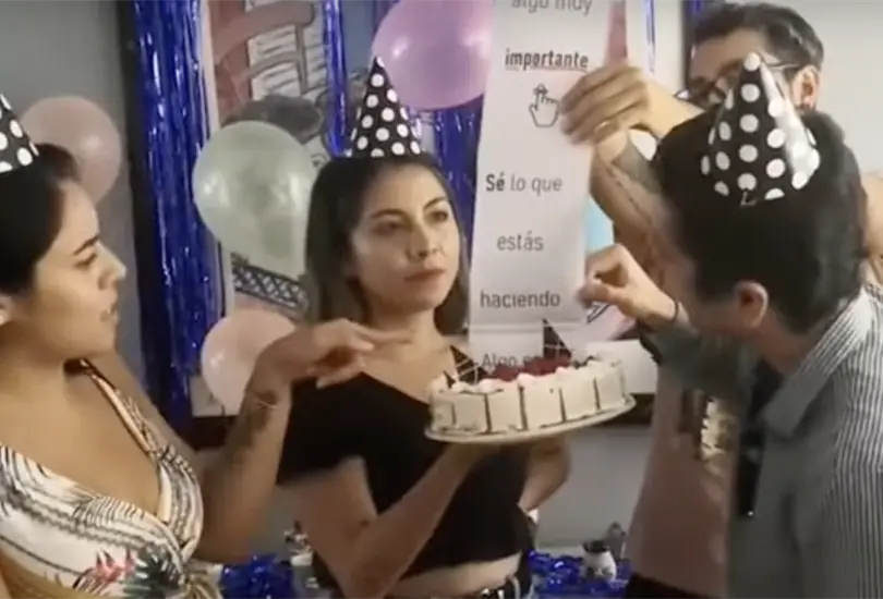 Exponen a novio infiel en su cumplea&ntilde;os, pusieron las fotos en el pastel. 