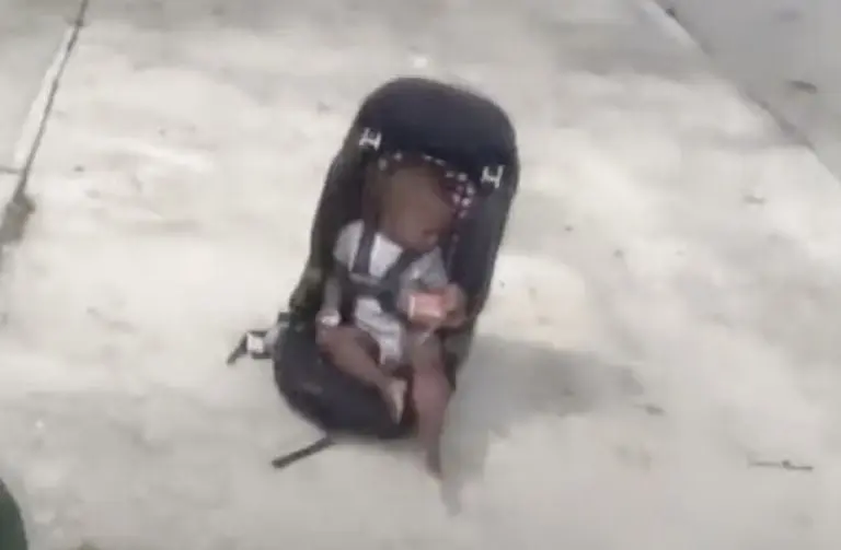 VIDEO: Padres abandonan a bebé en la calle y causan indignación. Foto: KENS 5
