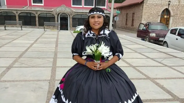 Quinceañera usa vestido inspirado en la cultura rarámuri (Facebook)