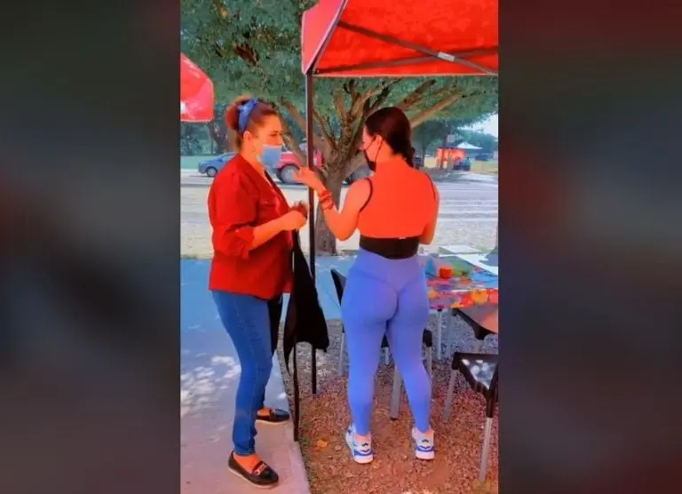 Mesera va a trabajar con leggins (TikTok)