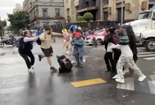 VIDEO: Hombre golpea a mujer en marcha feminista en CDMX. 