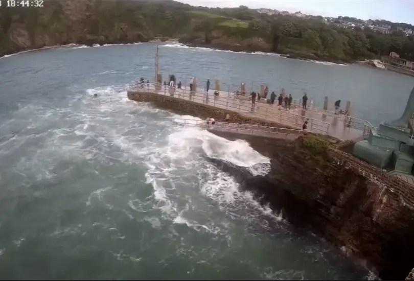 Ni&ntilde;a cae al mar desde un mirador 