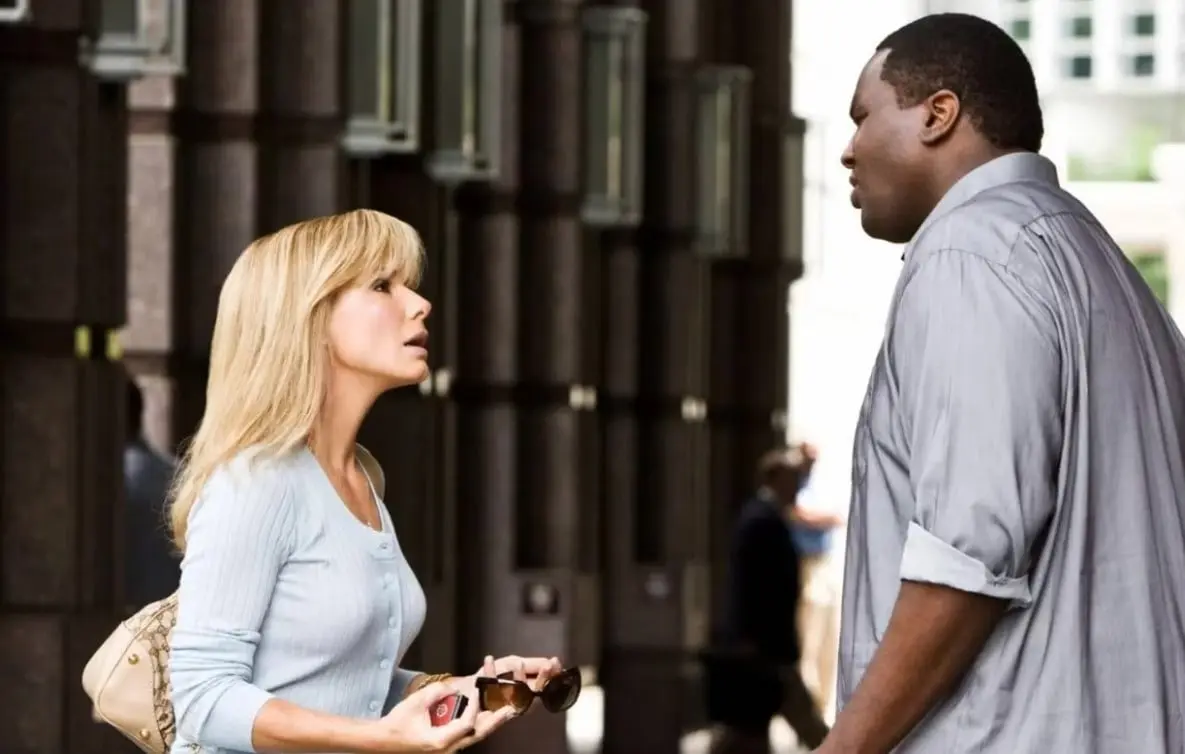 Sin embargo, en los &uacute;ltimos d&iacute;as la historia ha dado un giro pues el verdadero Michael Oher acus&oacute; a la familia de nunca haberlo adoptado y solo enriquecerse con la pel&iacute;cula sin darle nada por lo que en redes sociales han pedido que le quiten el Oscar a la cinta.