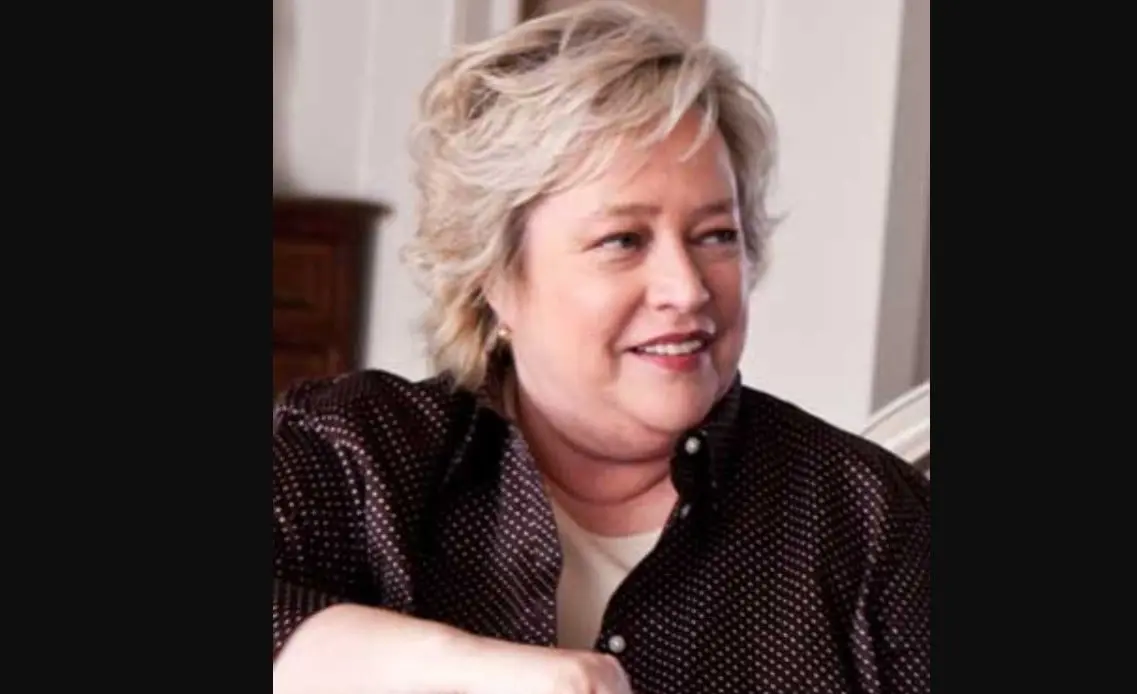 Kathy Bates interpret&oacute; a Miss Sue, la profesora particular de Michael