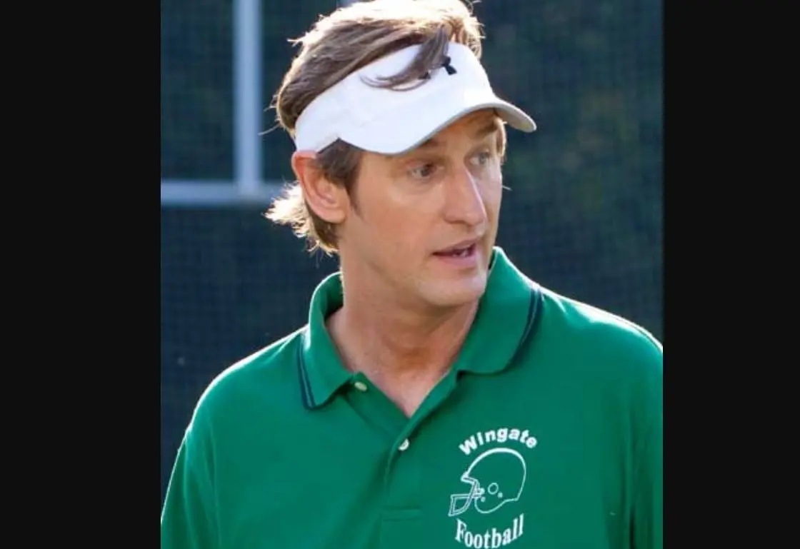 Ray McKinnon interpret&oacute; al entrenador de f&uacute;tbol Burt Cotton