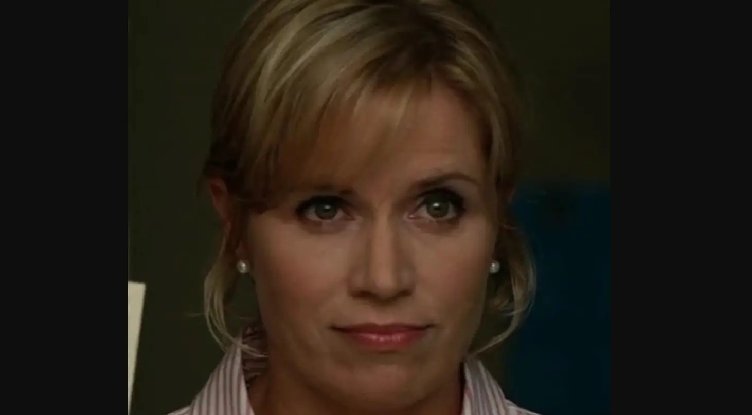 Kim Dickens interpret&oacute; a la Sra. Boswell, una profesora que ayuda a Michael