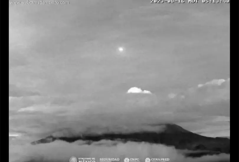 Extra&ntilde;a luz es captada sobre el volc&aacute;n Popocat&eacute;petl