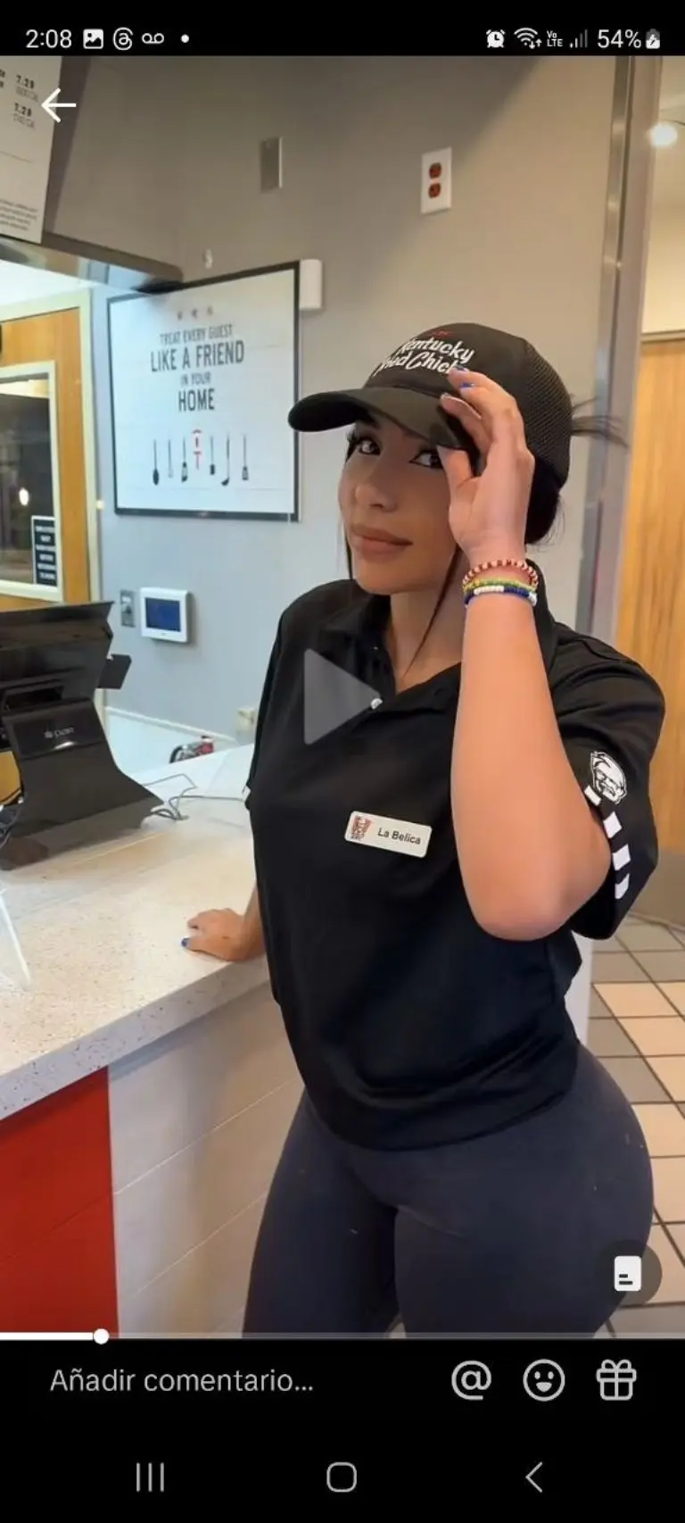 Hermosa empleada de KFC incrementa las ventas - Tomada de video