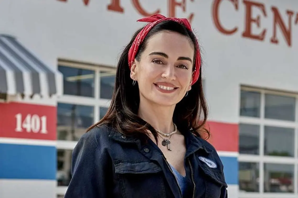 En el momento en que se produce una epidemia de zombis en Las Vegas, un grupo de delincuentes se adentra en la zona en cuarentena para cometer el mayor atraco realizado en la historia de la ciudad.