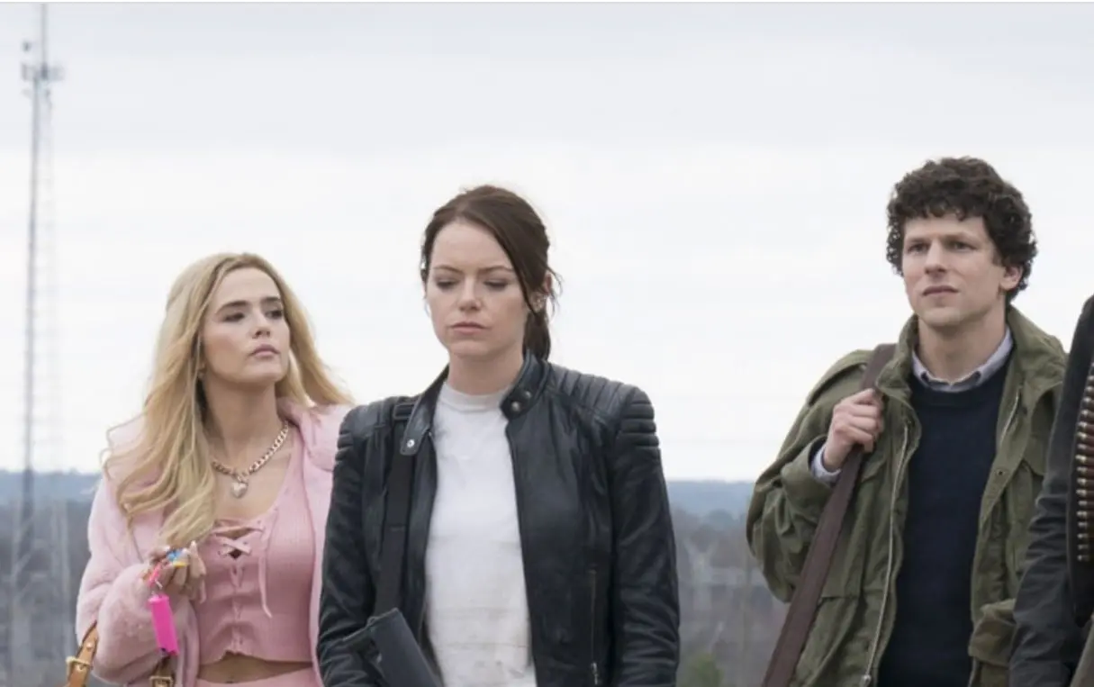 En esta secuela de Zombieland, el grupo de cazadores de zombis vuelve para enfretarse a un nuevo tipo de muertos vivientes que son m&aacute;s inteligentes, veloces y resistentes.