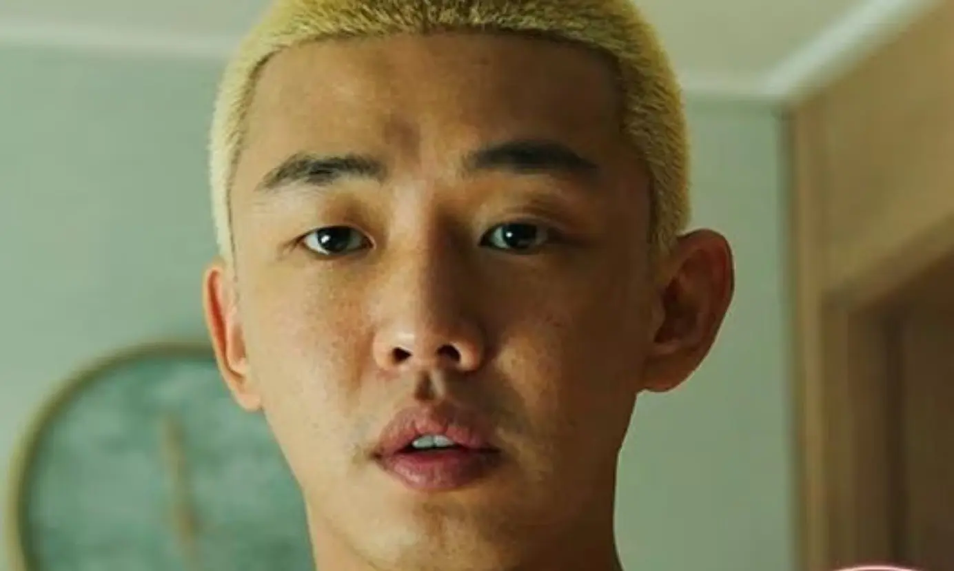 Un extra&ntilde;o virus que convierte a las personas en zombis se esparce por Se&uacute;l, Corea del Sur, mientras un joven intenta sobrevivir encerrado en su departamento, pero cuando se le acaban los v&iacute;veres, comienza a buscar a otros sobrevivientes.