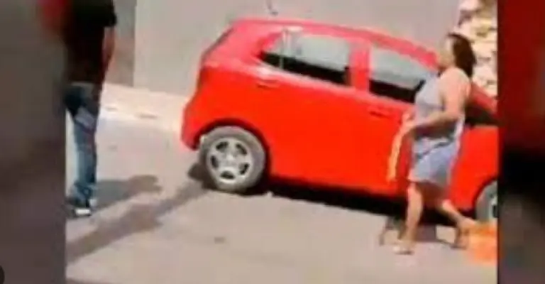La mujer estaba dispuesta a azotarlos duramente Créditos: Captura de pantalla