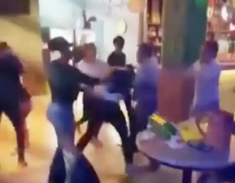 VIDEO: Captan fuerte pelea campal en un bar en Tlaxcala. Foto: Twitter