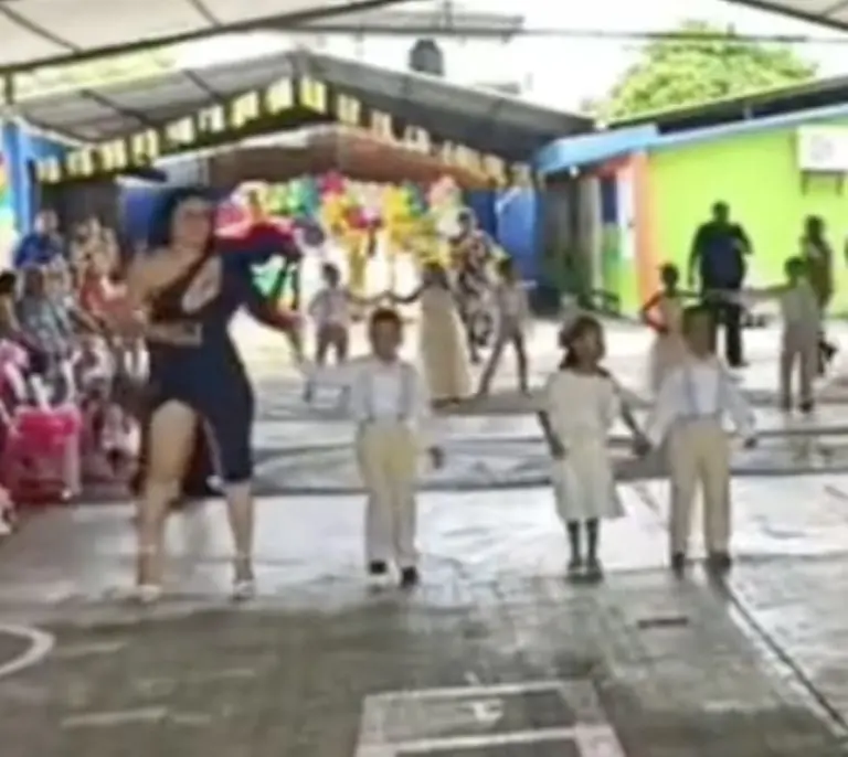 Niño se queda sin pareja de baile y su mamá baila con él. Foto: Tik Tok