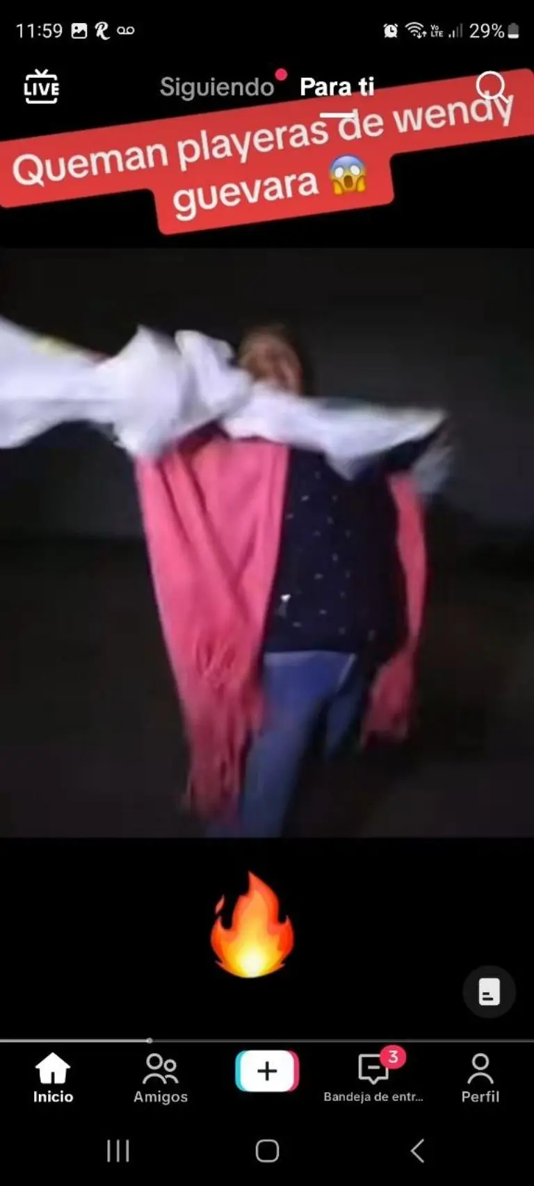 Fans queman playera de Wendy Guevara - Tomada de video