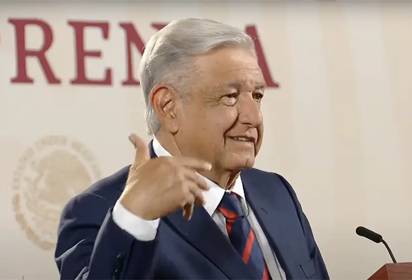 AMLO responde a cr&iacute;ticas por libros de texto de la SEP, los acusan de comunistas. 