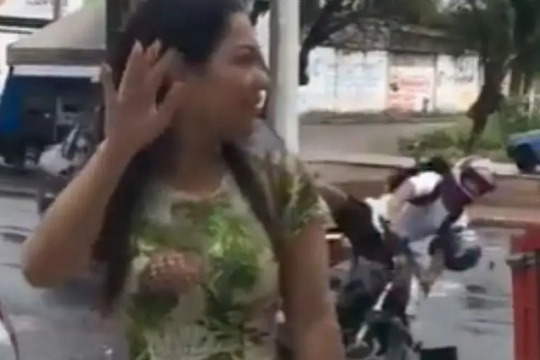 Guapa joven capta accidente - Tomada de video