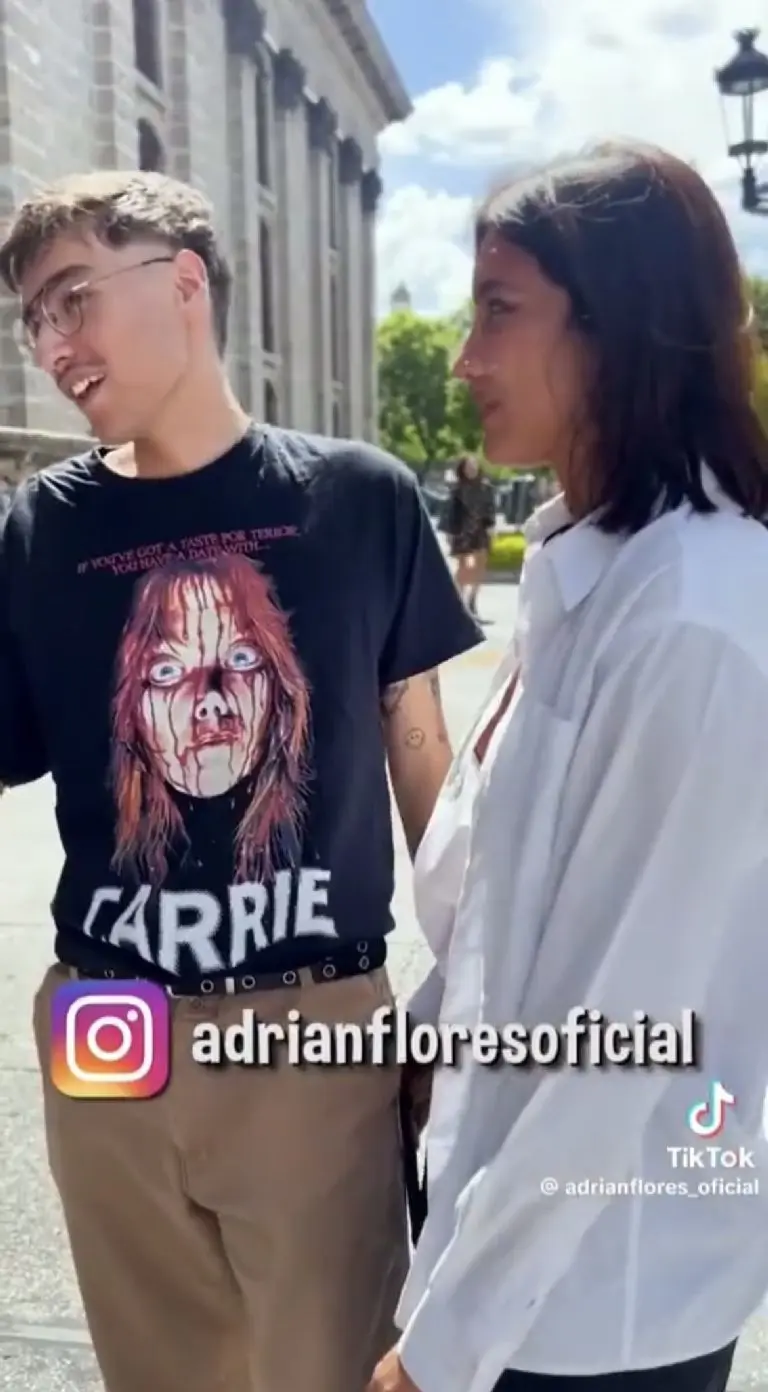 VIDEO: Influencer ofrece 10 mil pesos a joven a cambio de besar al papá de su novio Créditos: Twitter