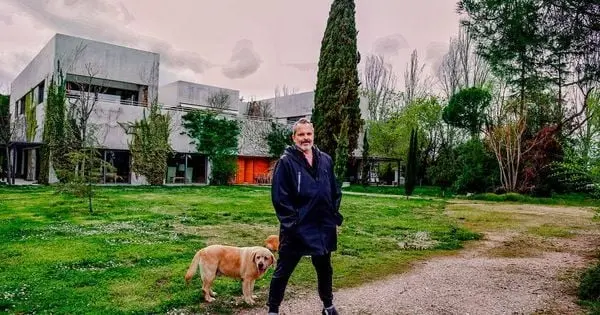 Miguel Bos&eacute; sufre asalto en su casa, 8 encapuchados lo enca&ntilde;aron. 