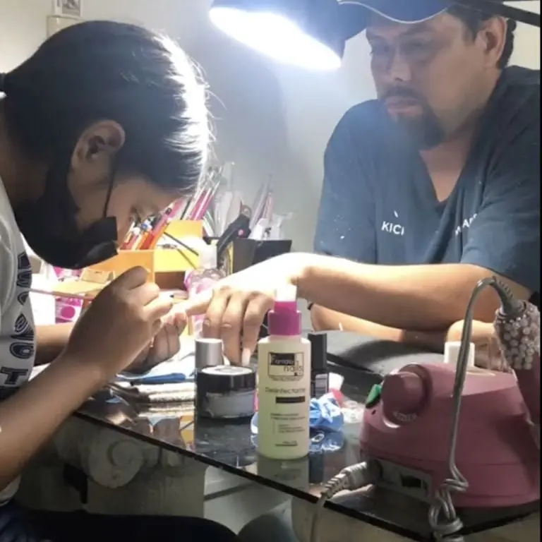 VIDEO: Padre se deja poner uñas porque amigas dejaron plantada a su hija. Foto: Tik Tok