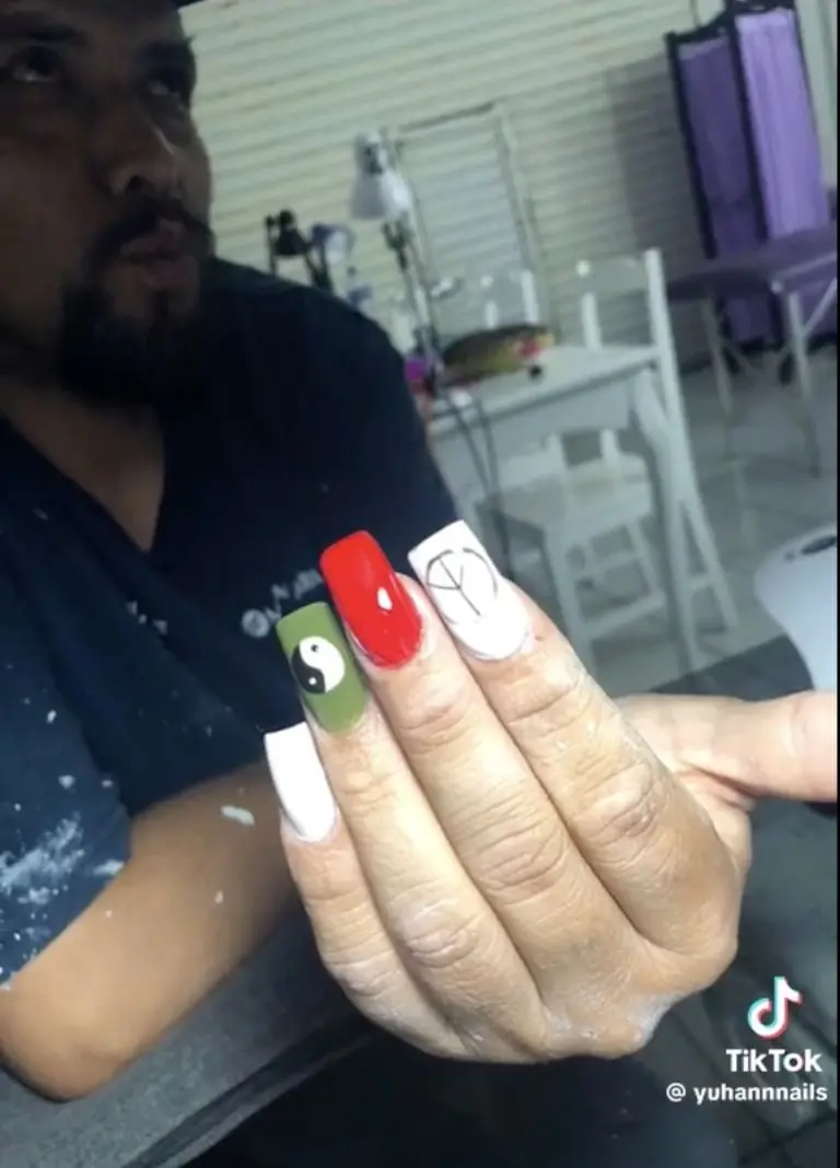 VIDEO: Padre se deja poner uñas porque amigas dejaron plantada a su hija. Foto: Tik Tok