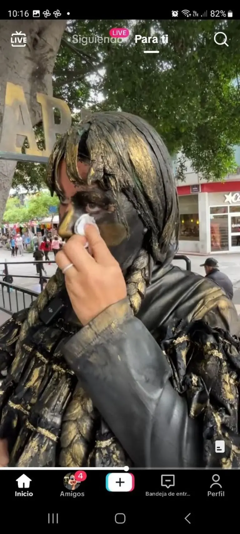 Estatua viviente revela cuánto gana diario - Tomada de video